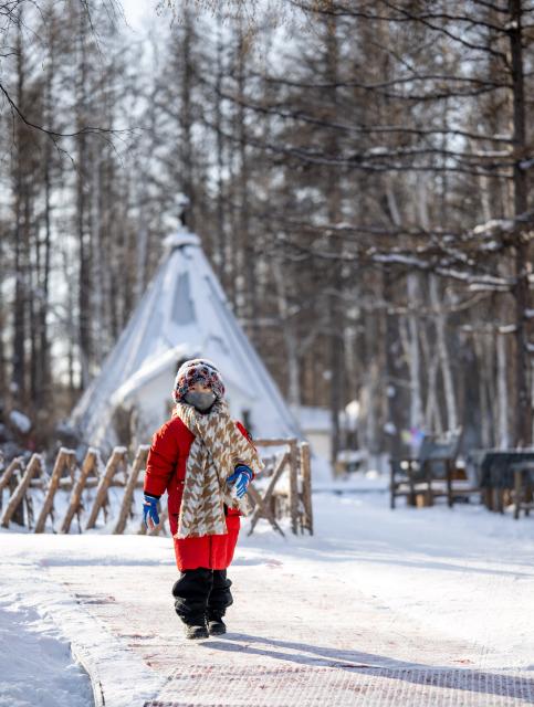 (260116) -- GENHE, Jan. 16, 2026 (Xinhua) -- A young tourist is seen in Aoluguya Ewenki Township, Genhe, north China's Inner Mongolia Autonomous Region, Jan. 15, 2026. (Xinhua/Lian Zhen)