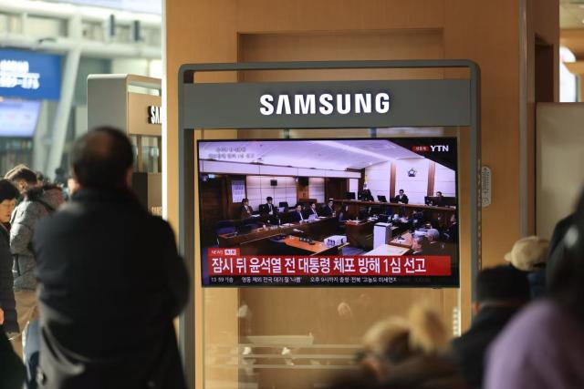 (260116) -- SEOUL, Jan. 16, 2026 (Xinhua) -- People watch a televised news report on Yoon Suk-yeol in Seoul, South Korea, on Jan. 16, 2026. South Korea's former impeached President Yoon Suk-yeol was sentenced to five years in prison on arrest obstruction charges, his first verdict on charges stemming from a martial law attempt, live footage showed Friday. (Photo by Park Jintaek/Xinhua)