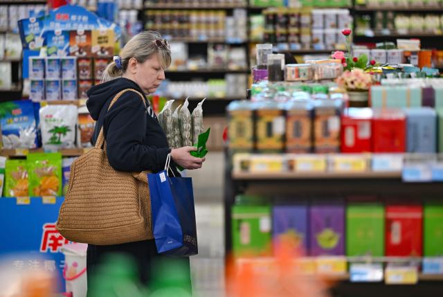(260116) -- SANYA, Jan. 16, 2026 (Xinhua) -- A foreign tourist selects tea products at a market in Sanya, south China's Hainan Province, on Jan. 11, 2026. Hainan, now at its peak season, witnesses a booming wave of inbound travelers.
   Thanks to continuously expanding visa-free policy, passengers from 86 countries can now enter Hainan visa-free, making the island province one of China's most accessible destinations for international travelers. Hainan is also connected to other parts of the world by 92 international and regional passenger air routes.
   In 2025 alone, the province received around 1.5 million inbound tourists, a year-on-year growth of 35.2 percent, according to statistics from local authorities. (Xinhua/Guo Cheng)