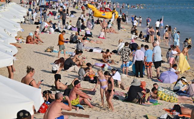 (260116) -- SANYA, Jan. 16, 2026 (Xinhua) -- Tourists have fun at the Dadonghai scenic area in Sanya, south China's Hainan Province, on Jan. 11, 2026. Hainan, now at its peak season, witnesses a booming wave of inbound travelers.
   Thanks to continuously expanding visa-free policy, passengers from 86 countries can now enter Hainan visa-free, making the island province one of China's most accessible destinations for international travelers. Hainan is also connected to other parts of the world by 92 international and regional passenger air routes.
   In 2025 alone, the province received around 1.5 million inbound tourists, a year-on-year growth of 35.2 percent, according to statistics from local authorities. (Xinhua/Guo Cheng)