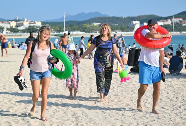 (260116) -- SANYA, Jan. 16, 2026 (Xinhua) -- Foreign tourists have fun at the Dadonghai scenic area in Sanya, south China's Hainan Province, on Jan. 11, 2026. Hainan, now at its peak season, witnesses a booming wave of inbound travelers.
   Thanks to continuously expanding visa-free policy, passengers from 86 countries can now enter Hainan visa-free, making the island province one of China's most accessible destinations for international travelers. Hainan is also connected to other parts of the world by 92 international and regional passenger air routes.
   In 2025 alone, the province received around 1.5 million inbound tourists, a year-on-year growth of 35.2 percent, according to statistics from local authorities. (Xinhua/Guo Cheng)