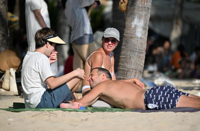 (260116) -- SANYA, Jan. 16, 2026 (Xinhua) -- Foreign tourists have fun at the Dadonghai scenic area in Sanya, south China's Hainan Province, on Jan. 11, 2026. Hainan, now at its peak season, witnesses a booming wave of inbound travelers.
   Thanks to continuously expanding visa-free policy, passengers from 86 countries can now enter Hainan visa-free, making the island province one of China's most accessible destinations for international travelers. Hainan is also connected to other parts of the world by 92 international and regional passenger air routes.
   In 2025 alone, the province received around 1.5 million inbound tourists, a year-on-year growth of 35.2 percent, according to statistics from local authorities. (Xinhua/Guo Cheng)