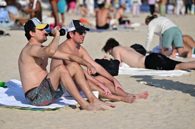 (260116) -- SANYA, Jan. 16, 2026 (Xinhua) -- Foreign tourists have fun at the Dadonghai scenic area in Sanya, south China's Hainan Province, on Jan. 11, 2026. Hainan, now at its peak season, witnesses a booming wave of inbound travelers.
   Thanks to continuously expanding visa-free policy, passengers from 86 countries can now enter Hainan visa-free, making the island province one of China's most accessible destinations for international travelers. Hainan is also connected to other parts of the world by 92 international and regional passenger air routes.
   In 2025 alone, the province received around 1.5 million inbound tourists, a year-on-year growth of 35.2 percent, according to statistics from local authorities. (Xinhua/Guo Cheng)