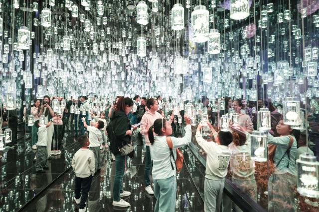 (260116) -- HAIKOU, Jan. 16, 2026 (Xinhua) -- People visit the Hainan Science and Technology Museum in Haikou, south China's Hainan Province, Jan. 15, 2026. The Hainan Science and Technology Museum has recently kicked off trial operation, drawing numerous families and science fans to explore the immersive and hands-on exhibits there.
   A brand-new landmark for science popularization in the Hainan Free Trade Port, the museum in a spiraling "auspicious cloud" design boasts a total construction area of approximately 46,500 square meters. It highlights Hainan's advantages in innovation, showcases local technological achievements, and reflects the integration of ecology and technology. (Xinhua/Zhang Liyun)