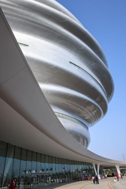 (260116) -- HAIKOU, Jan. 16, 2026 (Xinhua) -- This photo taken on Jan. 15, 2026 shows an exterior view of the Hainan Science and Technology Museum in Haikou, south China's Hainan Province. The Hainan Science and Technology Museum has recently kicked off trial operation, drawing numerous families and science fans to explore the immersive and hands-on exhibits there.
   A brand-new landmark for science popularization in the Hainan Free Trade Port, the museum in a spiraling "auspicious cloud" design boasts a total construction area of approximately 46,500 square meters. It highlights Hainan's advantages in innovation, showcases local technological achievements, and reflects the integration of ecology and technology. (Xinhua/Zhang Liyun)