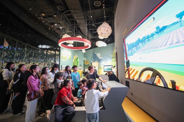 (260116) -- HAIKOU, Jan. 16, 2026 (Xinhua) -- People visit the Hainan Science and Technology Museum in Haikou, south China's Hainan Province, Jan. 15, 2026. The Hainan Science and Technology Museum has recently kicked off trial operation, drawing numerous families and science fans to explore the immersive and hands-on exhibits there.
   A brand-new landmark for science popularization in the Hainan Free Trade Port, the museum in a spiraling "auspicious cloud" design boasts a total construction area of approximately 46,500 square meters. It highlights Hainan's advantages in innovation, showcases local technological achievements, and reflects the integration of ecology and technology. (Xinhua/Zhang Liyun)