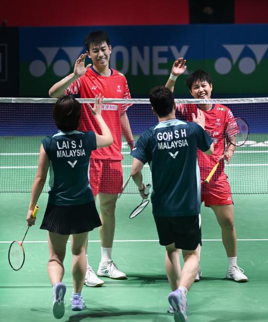 (260116) -- NEW DELHI, Jan. 16, 2026 (Xinhua) -- Goh Soon Huat (2nd R)/Lai Shevon Jemie (1st L) of Malaysia greet Huang Dongping (1st R)/Feng Yanzhe of China after mixed doubles quarter-final match at the India Open 2026 in New Delhi, India, Jan. 16, 2026. (Xinhua/Javed Dar)