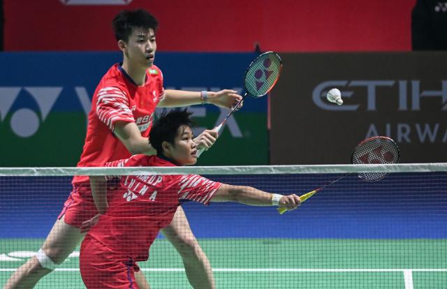 (260116) -- NEW DELHI, Jan. 16, 2026 (Xinhua) -- Huang Dongping (R)/Feng Yanzhe of China compete during mixed doubles quarter-final match against Goh Soon Huat/Lai Shevon Jemie of Malaysia at the India Open 2026 in New Delhi, India, Jan. 16, 2026. (Xinhua/Javed Dar)