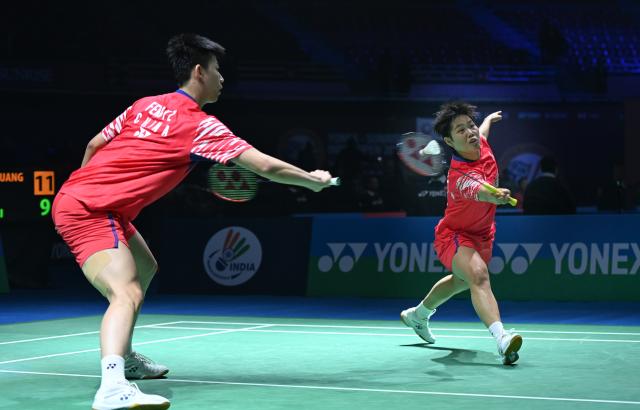(260116) -- NEW DELHI, Jan. 16, 2026 (Xinhua) -- Huang Dongping (R)/Feng Yanzhe of China compete during mixed doubles quarter-final match against Goh Soon Huat/Lai Shevon Jemie of Malaysia at the India Open 2026 in New Delhi, India, Jan. 16, 2026. (Xinhua/Javed Dar)