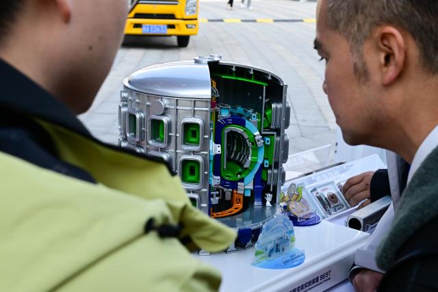 (260116) -- HEFEI, Jan. 16, 2026 (Xinhua) -- People view a model of the Burning Plasma Experimental Superconducting Tokamak (BEST) during the Fusion Energy Technology and Industry Conference 2026 in Hefei, east China's Anhui Province, Jan. 16, 2026. The conference is held here from Jan. 16 to Jan. 17, which aims to build a collaborative and progressive innovation and industrial ecosystem for nuclear fusion energy. (Xinhua/Zhou Mu)