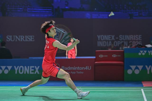 (260116) -- NEW DELHI, Jan. 16, 2026 (Xinhua) -- Wang Zhiyi of China competes against Nidaira Natsuki of Japan during women's singles quarter-final match at the India Open 2026 in New Delhi, India, Jan. 16, 2026. (Xinhua/Javed Dar)