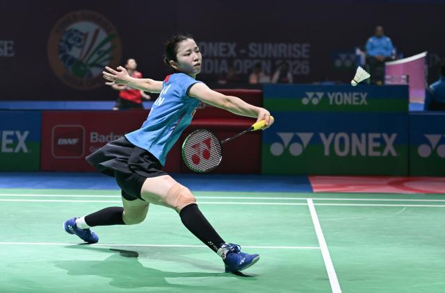 (260116) -- NEW DELHI, Jan. 16, 2026 (Xinhua) -- Nidaira Natsuki of Japan competes against Wang Zhiyi of China during women's singles quarter-final match at the India Open 2026 in New Delhi, India, Jan. 16, 2026. (Xinhua/Javed Dar)