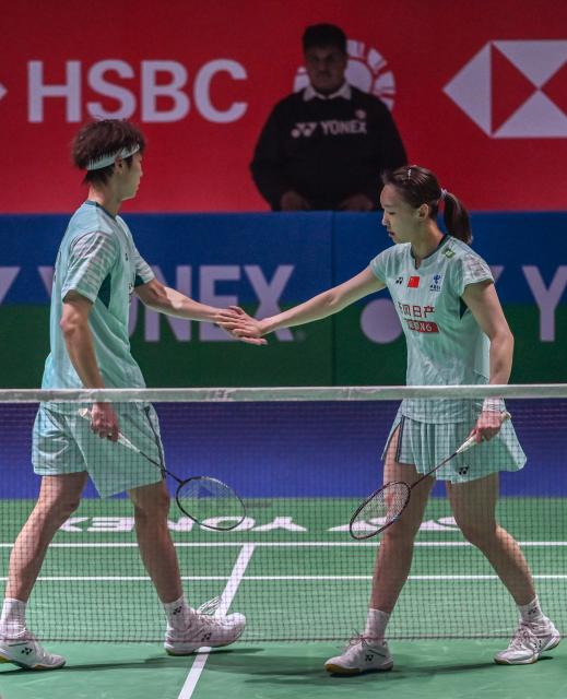 (260116) -- NEW DELHI, Jan. 16, 2026 (Xinhua) -- China's Jiang Zhenbang (L)/Wei Yaxin celebrate after winning a point during the mixed doubles quarter final match against Japan's Shimogami Yuichi/Hobara Sayaka at the India Open 2026 in New Delhi, India, Jan. 16, 2026. (Xinhua/Javed Dar)