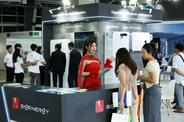 (260116) -- YANGON, Jan. 16, 2026 (Xinhua) -- People visit the Myanmar Power and Solar Energy Storage Lighting Expo 2026 at the Yangon Convention Center in Yangon, Myanmar, Jan. 16, 2026. The three-day exhibition kicked off in Myanmar on Friday, attracted more than 70 exhibitors. (Xinhua/Myo Kyaw Soe)