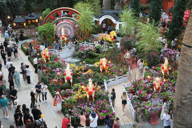 (260116) -- SINGAPORE, Jan. 16, 2026 (Xinhua) -- People visit a floral display held at the Flower Dome of Singapore's Gardens by the Bay on Jan. 16, 2026. Eight life-sized horse lanterns were displayed here to greet the upcoming Chinese Year of the Horse. (Photo by Then Chih Wey/Xinhua)