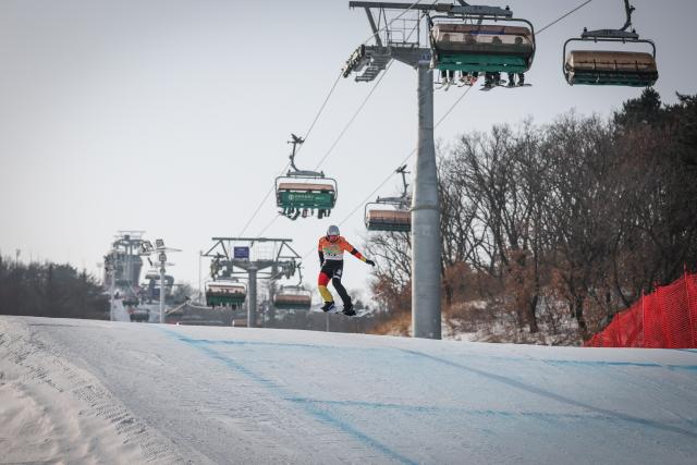 (260116) -- SHENYANG, Jan. 16, 2026 (Xinhua) -- Martin Noerl of Germany competes during the men's qualification of the FIS snowboard cross world cup 2026 at Shenyang Dongbeiya International Ski in Shenyang, northeast China's Liaoning Province, Jan. 16, 2026. (Xinhua/Pan Yulong)