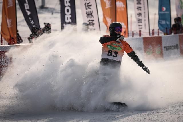 (260116) -- SHENYANG, Jan. 16, 2026 (Xinhua) -- Gao Dali of China competes during the men's qualification of the FIS snowboard cross world cup 2026 at Shenyang Dongbeiya International Ski in Shenyang, northeast China's Liaoning Province, Jan. 16, 2026. (Xinhua/Pan Yulong)