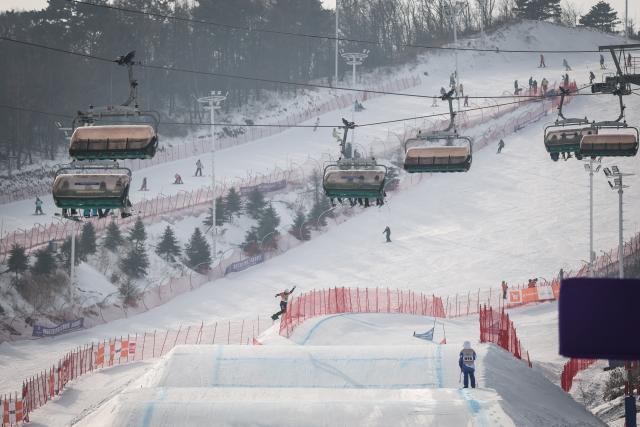 (260116) -- SHENYANG, Jan. 16, 2026 (Xinhua) -- Niels Conradt of Germany competes during the men's qualification of the FIS snowboard cross world cup 2026 at Shenyang Dongbeiya International Ski in Shenyang, northeast China's Liaoning Province, Jan. 16, 2026. (Xinhua/Pan Yulong)