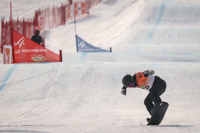 (260116) -- SHENYANG, Jan. 16, 2026 (Xinhua) -- Gao Dali of China competes during the men's qualification of the FIS snowboard cross world cup 2026 at Shenyang Dongbeiya International Ski in Shenyang, northeast China's Liaoning Province, Jan. 16, 2026. (Xinhua/Pan Yulong)