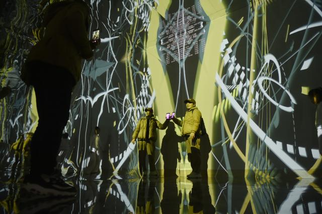 (260116) -- BEIJING, Jan. 16, 2026 (Xinhua) -- People visit the exhibition "Future Poetics, Digital Traces and Intended Blank -- New Expressions of Technical Art" at the National Art Museum of China, in Beijing, capital of China, Jan. 16, 2026. The exhibition unveiled in Beijing on Friday, featuring works from eight contemporary young artists, showcasing their exploratory achievements in integrating technological elements into artistic creation. 
   The exhibits include various media forms such as digital immersive installations. (Xinhua/Lu Peng)