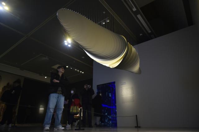 (260116) -- BEIJING, Jan. 16, 2026 (Xinhua) -- People visit the exhibition "Future Poetics, Digital Traces and Intended Blank -- New Expressions of Technical Art" at the National Art Museum of China, in Beijing, capital of China, Jan. 16, 2026. The exhibition unveiled in Beijing on Friday, featuring works from eight contemporary young artists, showcasing their exploratory achievements in integrating technological elements into artistic creation. 
   The exhibits include various media forms such as digital immersive installations. (Xinhua/Lu Peng)