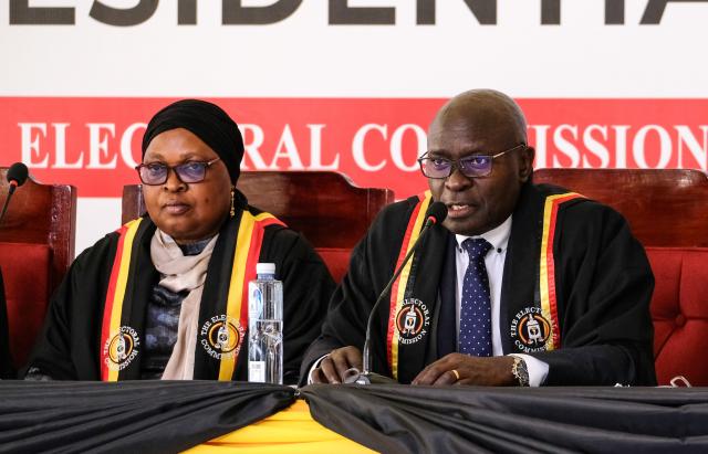 (260116) -- KAMPALA, Jan. 16, 2026 (Xinhua) -- Simon Byabakama, Chairperson of the Electoral Commission of Uganda (R), announces the preliminary results of ballot counting at the National Tally Center in Kampala, Uganda on Jan. 16, 2026. Initial results show Uganda's incumbent President Yoweri Museveni took a lead in the presidential election, the country's electoral body said on Friday.
   Uganda on Thursday held presidential and parliamentary elections, with more than 21 million Ugandans expected to cast ballots to elect the president and 353 directly elected members of parliament.
   TO GO WITH "Preliminary results show Museveni leads Uganda's presidential election" (Photo by Hajarah Nalwadda/Xinhua)