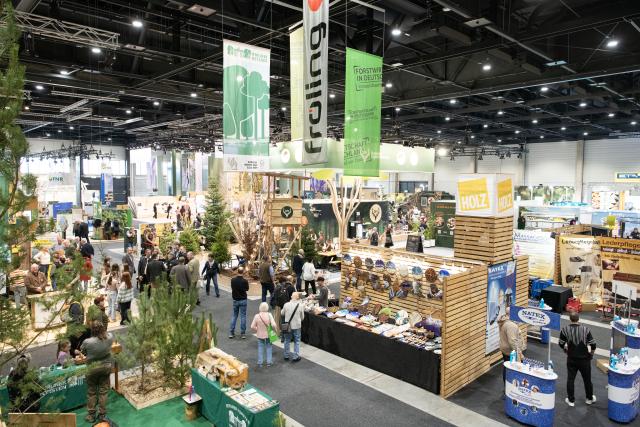 (260116) -- BERLIN, Jan. 16, 2026 (Xinhua) -- People visit the Berlin Green Week in Berlin, Germany, Jan. 16, 2026. This year's Berlin Green Week takes place from January 16 to 25, with more than 1,600 exhibitors presenting food, agriculture and horticulture products. The event marks its 100th anniversary this year. (Xinhua/Zhang Haofu)