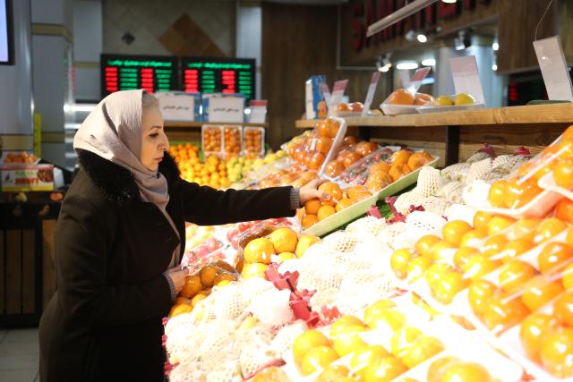 (260116) -- TEHRAN, Jan. 16, 2026 (Xinhua) -- A woman shops at a supermarket in Tehran, Iran, on Jan. 16, 2026. (Xinhua/Shadati)