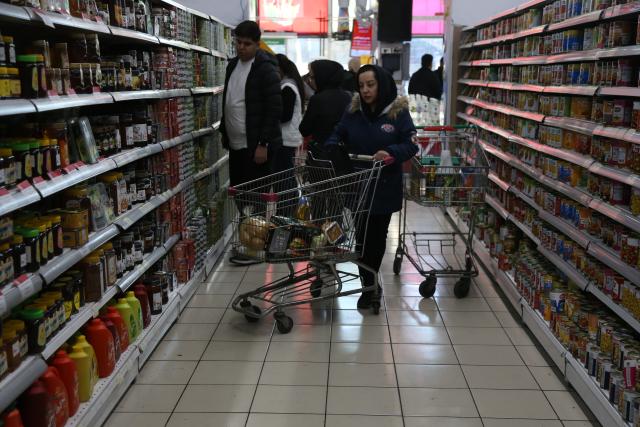 (260116) -- TEHRAN, Jan. 16, 2026 (Xinhua) -- People shop at a supermarket in Tehran, Iran, on Jan. 16, 2026. (Xinhua/Shadati)