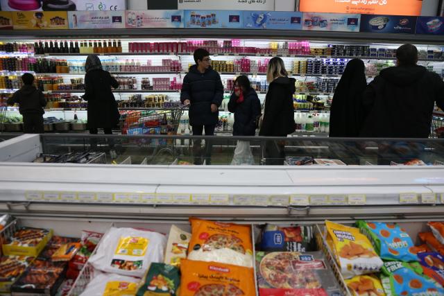 (260116) -- TEHRAN, Jan. 16, 2026 (Xinhua) -- People shop at a supermarket in Tehran, Iran, on Jan. 16, 2026. (Xinhua/Shadati)