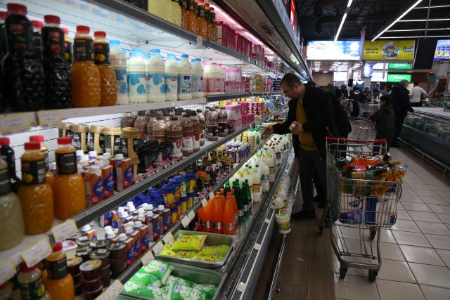 (260116) -- TEHRAN, Jan. 16, 2026 (Xinhua) -- People shop at a supermarket in Tehran, Iran, on Jan. 16, 2026. (Xinhua/Shadati)