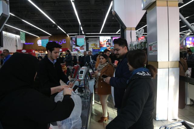 (260116) -- TEHRAN, Jan. 16, 2026 (Xinhua) -- People shop at a supermarket in Tehran, Iran, on Jan. 16, 2026. (Xinhua/Shadati)
