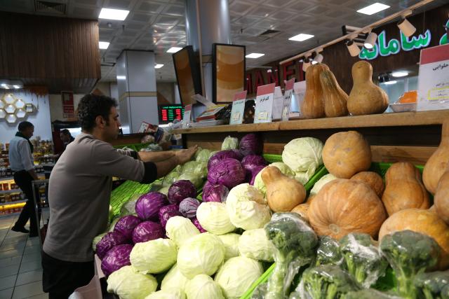 (260116) -- TEHRAN, Jan. 16, 2026 (Xinhua) -- A man shops at a supermarket in Tehran, Iran, on Jan. 16, 2026. (Xinhua/Shadati)
