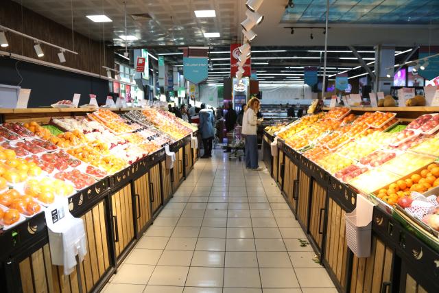 (260116) -- TEHRAN, Jan. 16, 2026 (Xinhua) -- People shop at a supermarket in Tehran, Iran, on Jan. 16, 2026. (Xinhua/Shadati)