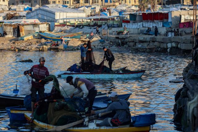 (260116) -- GAZA CITY, Jan. 16, 2026 (Xinhua) -- Palestinian fishermen work near the beach of Gaza City, Jan. 16, 2026. (Photo by Rizek Abdeljawad/Xinhua)