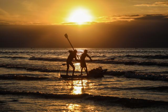(260116) -- GAZA CITY, Jan. 16, 2026 (Xinhua) -- Palestinian fishermen work near the beach of Gaza City, Jan. 16, 2026. (Photo by Rizek Abdeljawad/Xinhua)