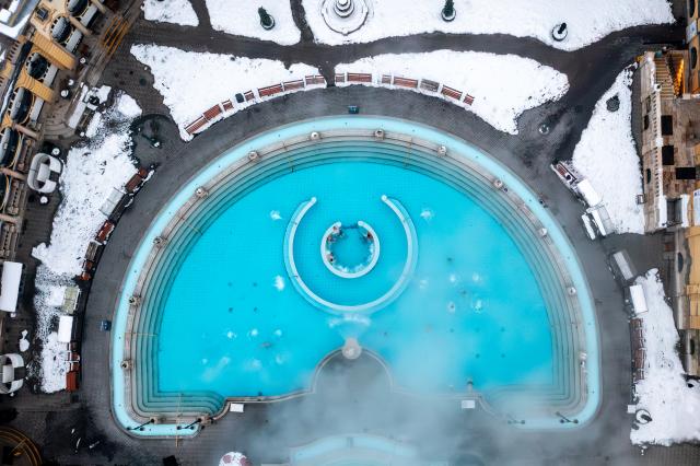 (260116) -- BUDAPEST, Jan. 16, 2026 (Xinhua) -- An aerial drone photo shows the snow-covered Szechenyi Thermal Bath in Budapest, Hungary, Jan. 16, 2026. (Photo by David Balogh/Xinhua)