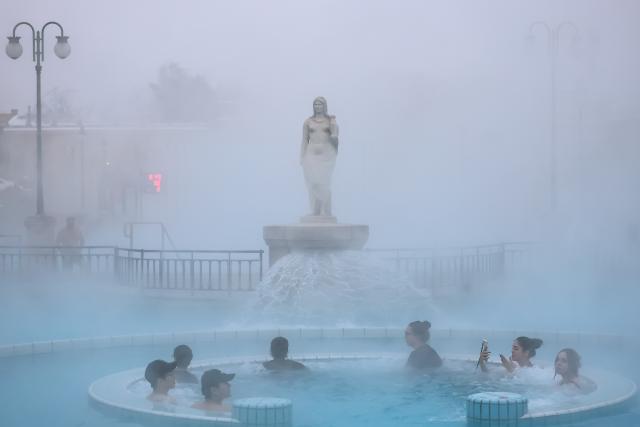 (260116) -- BUDAPEST, Jan. 16, 2026 (Xinhua) -- Visitors enjoy a thermal bath in the open air pool at the Szechenyi Thermal Bath in Budapest, Hungary on Jan. 16, 2026. (Photo by David Balogh/Xinhua)