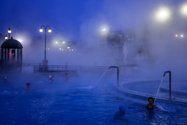(260116) -- BUDAPEST, Jan. 16, 2026 (Xinhua) -- Visitors enjoy a thermal bath in the open air pool at the Szechenyi Thermal Bath in Budapest, Hungary on Jan. 16, 2026. (Photo by David Balogh/Xinhua)
