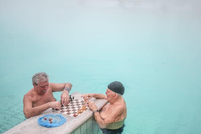 (260116) -- BUDAPEST, Jan. 16, 2026 (Xinhua) -- Visitors enjoy a thermal bath in the open air pool at the Szechenyi Thermal Bath in Budapest, Hungary on Jan. 16, 2026. (Photo by David Balogh/Xinhua)