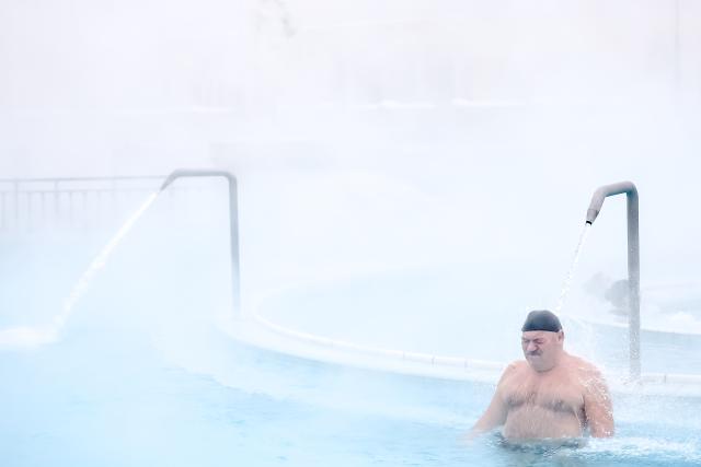 (260116) -- BUDAPEST, Jan. 16, 2026 (Xinhua) -- A man enjoys a thermal bath in the open air pool at the Szechenyi Thermal Bath in Budapest, Hungary on Jan. 16, 2026. (Photo by David Balogh/Xinhua)