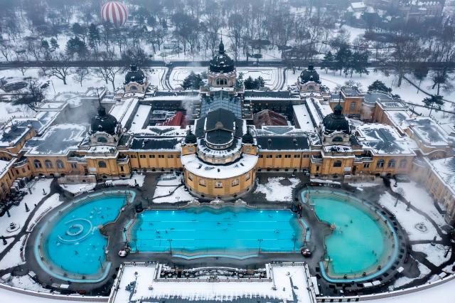 (260116) -- BUDAPEST, Jan. 16, 2026 (Xinhua) -- An aerial drone photo shows the snow-covered Szechenyi Thermal Bath in Budapest, Hungary, Jan. 16, 2026. (Photo by David Balogh/Xinhua)
