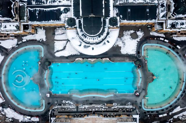 (260116) -- BUDAPEST, Jan. 16, 2026 (Xinhua) -- An aerial drone photo shows the snow-covered Szechenyi Thermal Bath in Budapest, Hungary, Jan. 16, 2026. (Photo by David Balogh/Xinhua)