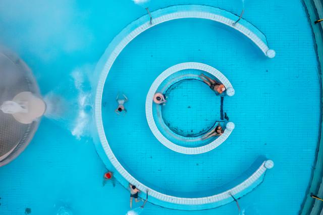 (260116) -- BUDAPEST, Jan. 16, 2026 (Xinhua) -- An aerial drone photo shows visitors enjoying a thermal bath in the open air pool at the Szechenyi Thermal Bath in Budapest, Hungary, Jan. 16, 2026. (Photo by David Balogh/Xinhua)