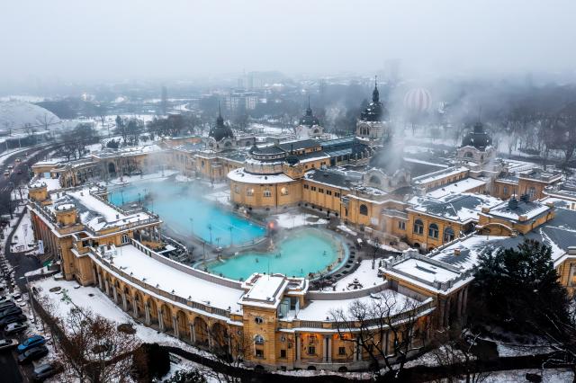 (260116) -- BUDAPEST, Jan. 16, 2026 (Xinhua) -- An aerial drone photo shows the snow-covered Szechenyi Thermal Bath in Budapest, Hungary, Jan. 16, 2026. (Photo by David Balogh/Xinhua)