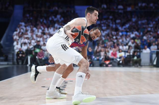 (260117) -- MADRID, Jan. 17, 2026 (Xinhua) -- Real Madrid's Alberto Abalde (front) vies with FC Barcelona's Kevin Punter during the Euroleague basketball match between Real Madrid and FC Barcelona in Madrid, Spain, on Jan. 16, 2026. (Photo by Gustavo Valiente/Xinhua)