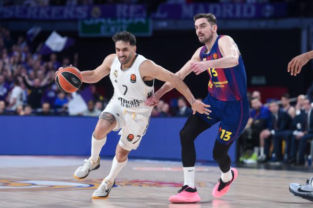(260117) -- MADRID, Jan. 17, 2026 (Xinhua) -- Real Madrid's Facundo Campazzo (L) vies with FC Barcelona's Tomas Satoransky during the Euroleague basketball match between Real Madrid and FC Barcelona in Madrid, Spain, on Jan. 16, 2026. (Photo by Gustavo Valiente/Xinhua)