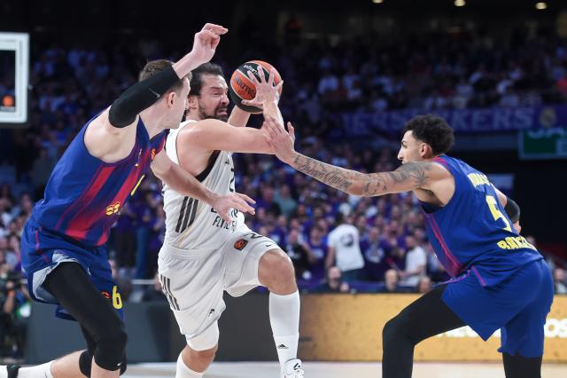 (260117) -- MADRID, Jan. 17, 2026 (Xinhua) -- Real Madrid's Sergio Llull (C) vies with FC Barcelona's Jan Vesely (L) and Miles Norris during the Euroleague basketball match between Real Madrid and FC Barcelona in Madrid, Spain, on Jan. 16, 2026. (Photo by Gustavo Valiente/Xinhua)