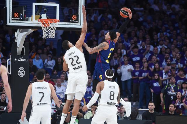 (260117) -- MADRID, Jan. 17, 2026 (Xinhua) -- Real Madrid's Walter Tavares (top L) vies with FC Barcelona's Miles Norris (top R) during the Euroleague basketball match between Real Madrid and FC Barcelona in Madrid, Spain, on Jan. 16, 2026. (Photo by Gustavo Valiente/Xinhua)