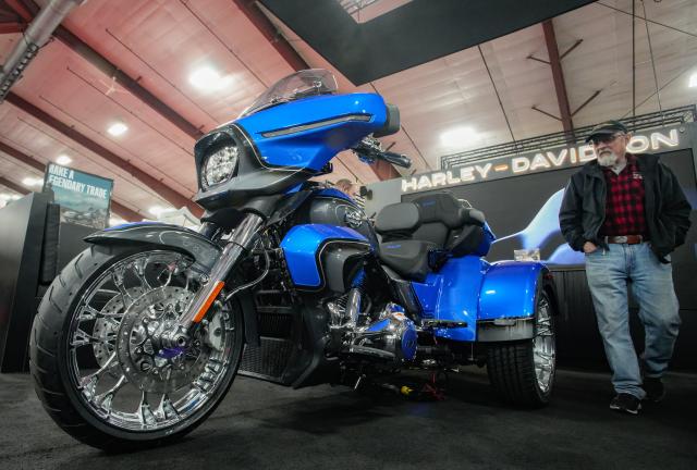 (260117) -- ABBOTSFORD, Jan. 17, 2026 (Xinhua) -- A man looks at a three-wheel motorcycle during the 2026 BC Motorcycle and Powersports Show in Abbotsford, British Columbia, Canada, on Jan. 16, 2026. The three-day event kicked off here on Friday, featuring the latest motorcycles, cruisers, off-road bikes, All-Terrain Vehicles (ATV), and electric-powered vehicles. (Photo by Liang Sen/Xinhua)